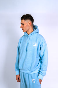 Découvre l’ensemble polaire bleu ciel Syttiz : hoodie et pantalon au confort ultime, coupe oversize et style streetwear unique. Fabriqué pour allier douceur, chaleur et flow urbain. Parfait pour un look mixte tendance et 100% Syttiz.