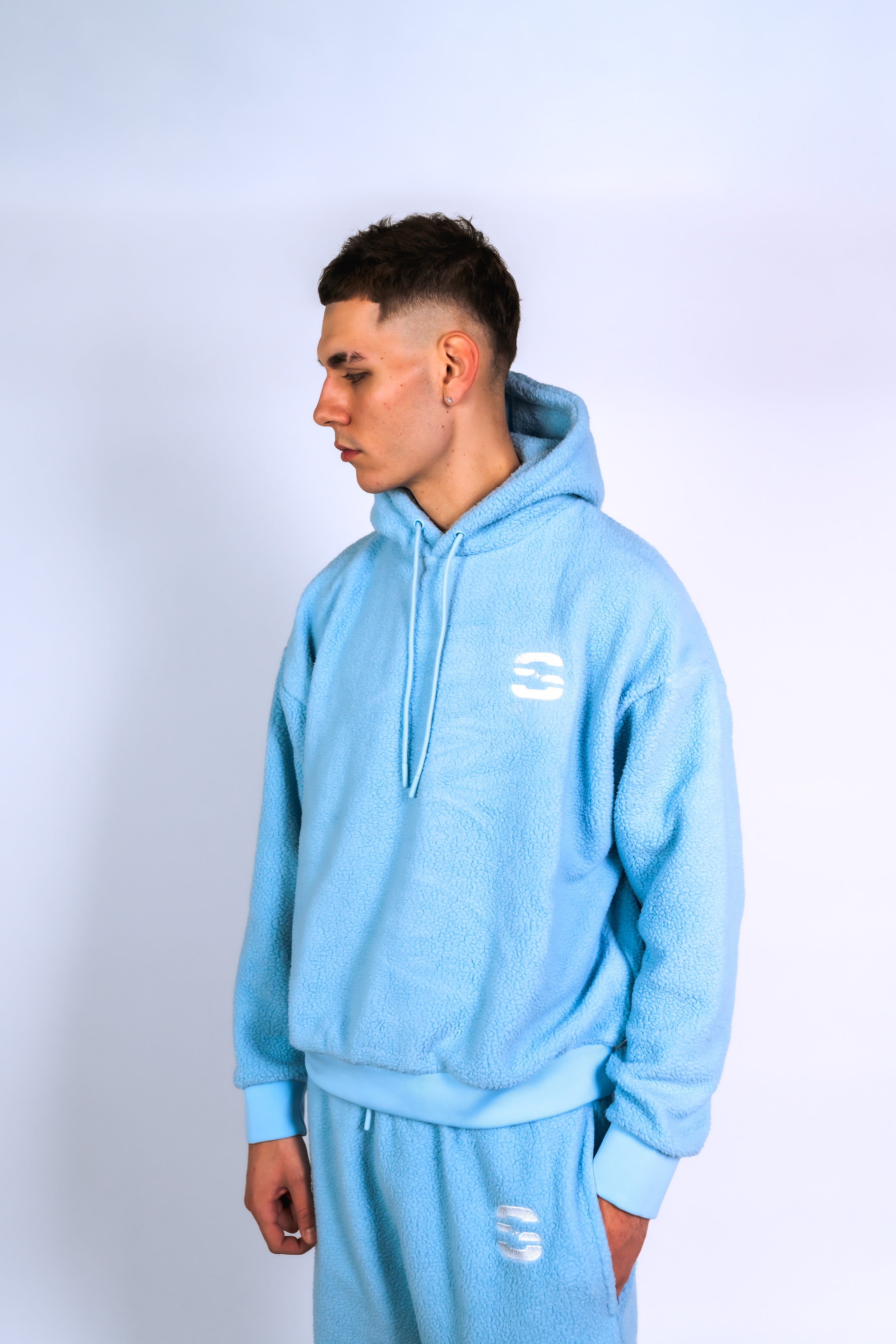 Découvre l’ensemble polaire bleu ciel Syttiz : hoodie et pantalon au confort ultime, coupe oversize et style streetwear unique. Fabriqué pour allier douceur, chaleur et flow urbain. Parfait pour un look mixte tendance et 100% Syttiz.