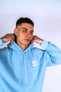 Découvre l’ensemble polaire bleu ciel Syttiz : hoodie et pantalon au confort ultime, coupe oversize et style streetwear unique. Fabriqué pour allier douceur, chaleur et flow urbain. Parfait pour un look mixte tendance et 100% Syttiz.