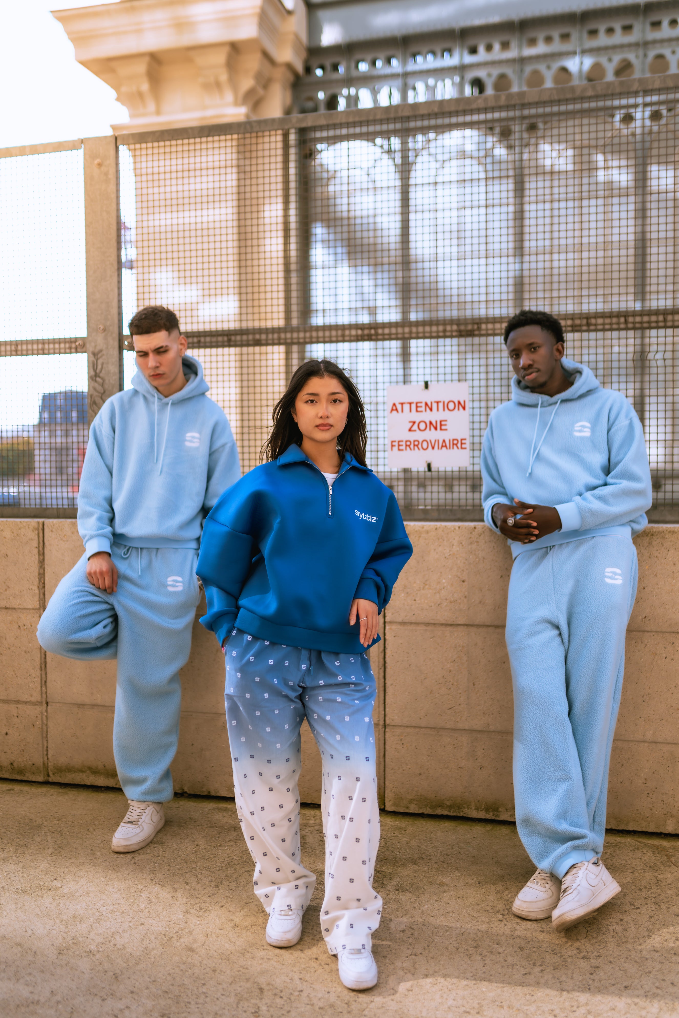 Le look streetwear bleu Syttiz associe hoodie polaire et sweat zippé pour un style urbain fort. Coupe oversize, confort maximal et identité 100% Syttiz.