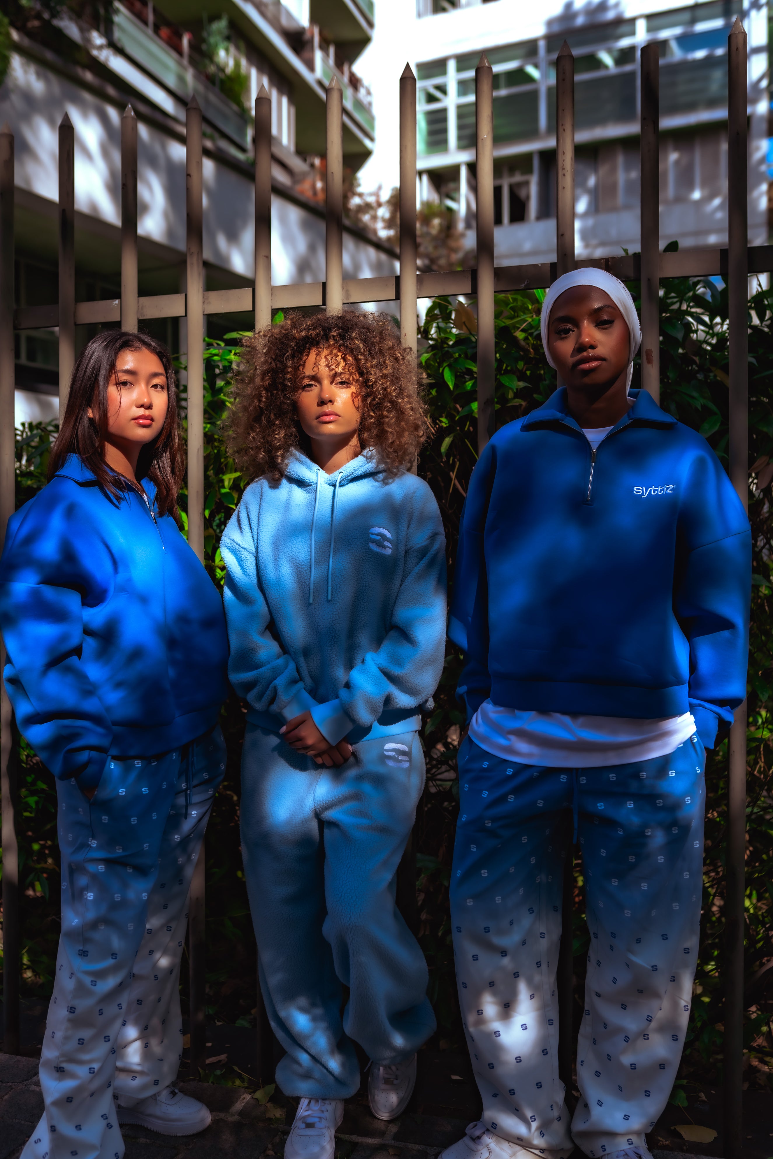 Le look streetwear bleu Syttiz associe hoodie polaire et sweat zippé pour un style urbain fort. Coupe oversize, confort maximal et identité 100% Syttiz.