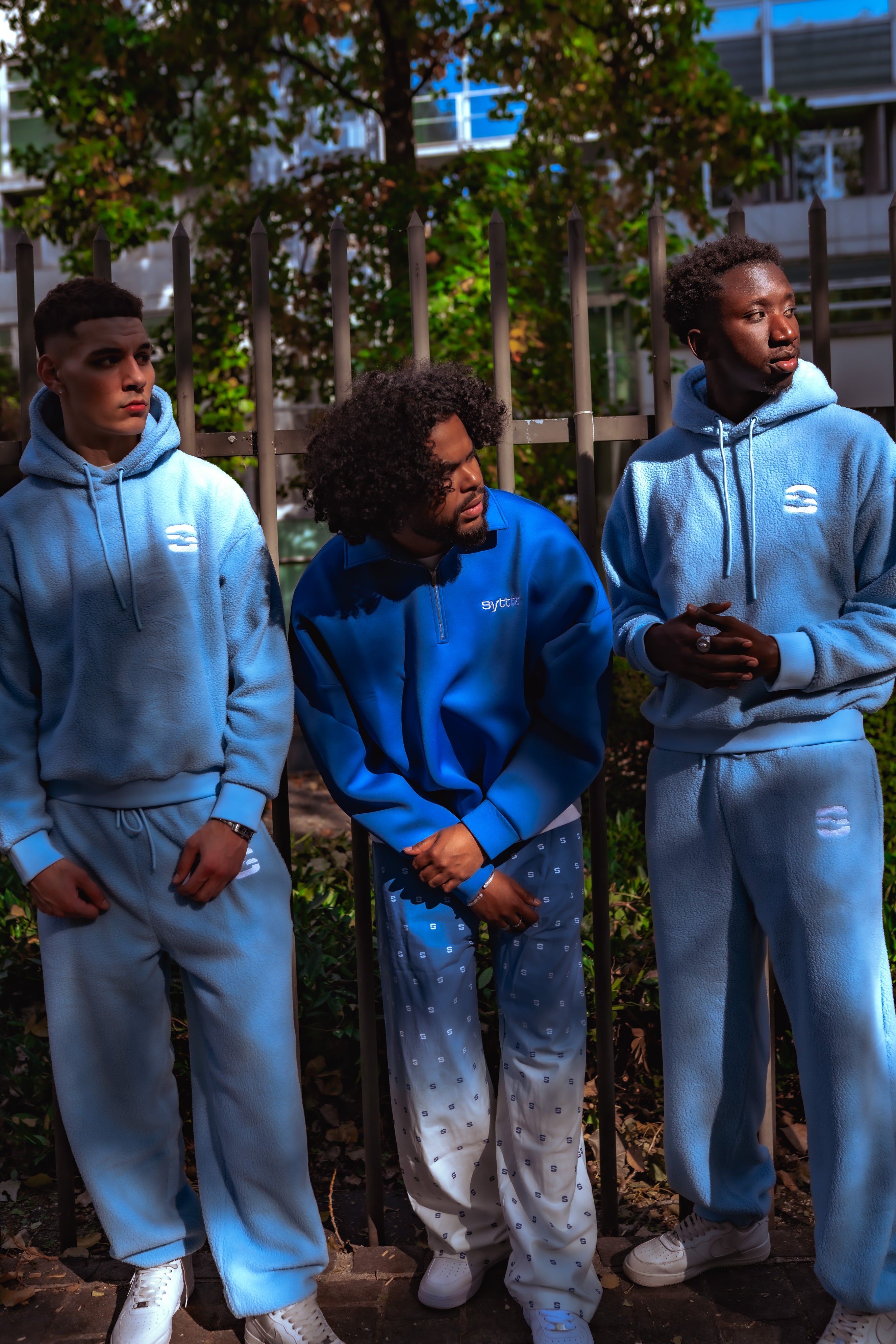 Le look streetwear bleu Syttiz associe hoodie polaire et sweat zippé pour un style urbain fort. Coupe oversize, confort maximal et identité 100% Syttiz.